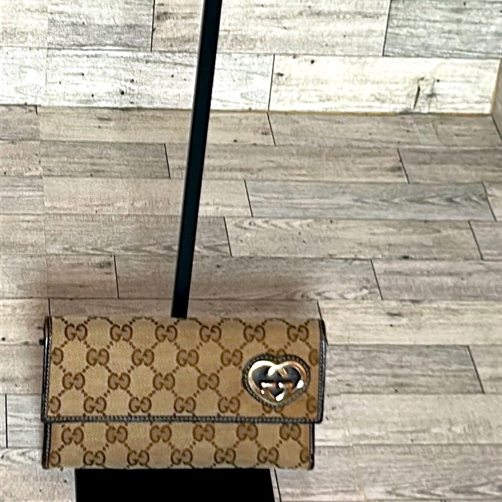Gucci lovely heart long wallet EUC